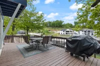 Wave-Free Swimming and Onsite Dock Access - Tranquil Cove Escape Hotel a Lake Ozark