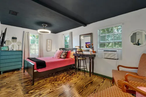 Dual Houses with Full Kitchens and Fenced Yard - Charming Retreat 塔拉哈西住宿飯店