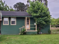 Fenced Yard, Pet Friendly, Cozy Cottage , Great Kitchen, Short Walk to Cal Poly Hotels in Arcata