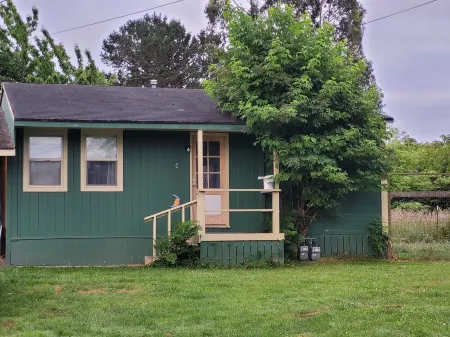 Fenced Yard, Pet Friendly, Cozy Cottage , Great Kitchen, Short Walk to Cal Poly