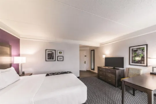 La Quinta Inn & Suites by Wyndham Austin Airport Hotels near Lakeshore Park