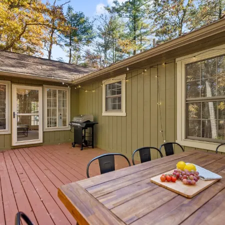 The Emerald cabin W/ Hot tub, lake, Fire pit, 4 min to Bryce Resort