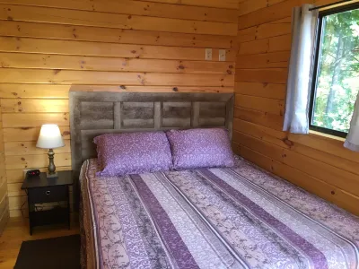 Cozy Cabin Retreat - Parking, TV, Wifi, Garden, Grill