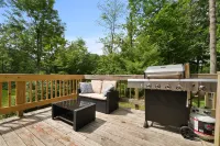 Charming Retreat with Hot Tub and Game Room - Cozy and Inviting Escape فنادق في Long Lake Township