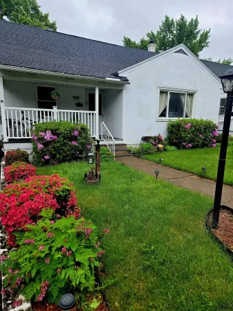 New  Fall Season " Open Space Concept & Cozy 2 Bed Ranch - Min from Downtown