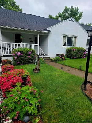 New  Fall Season " Open Space Concept & Cozy 2 Bed Ranch - Min from Downtown