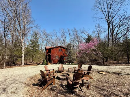 Serenity Now – Pristine Lake Chalet with Hot Tub, Kayaks & Peaceful Nature Views