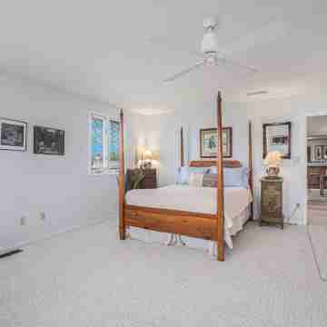 Easy walk to the beach, harbor and downtown, sleeps 6! Rooms