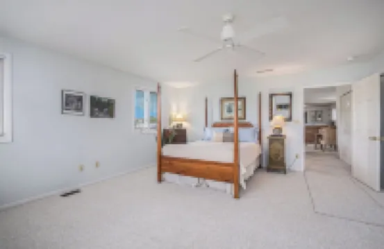 Easy walk to the beach, harbor and downtown, sleeps 6!