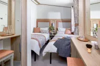 2-Bed Lodge Sleeps 4 - Pet Welcome - Fireplace - Homestays