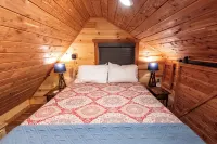 The Windstorm Cabin - Pet-Friendly & a 2-Person Jacuzzi Hot Tub! Hotels in 