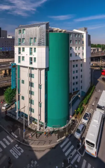 Hotel Reseda Hotels near 93170