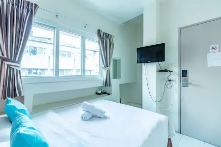 Sleep Dee Hostel Отели рядом с достопримечательностью «Wat Maha But Temple - Mae Nak Shrine»