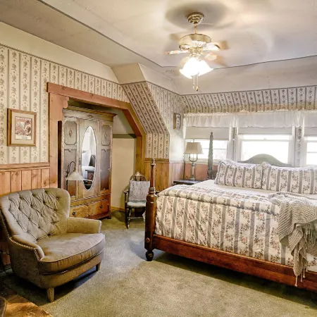 Gold Mountain Manor