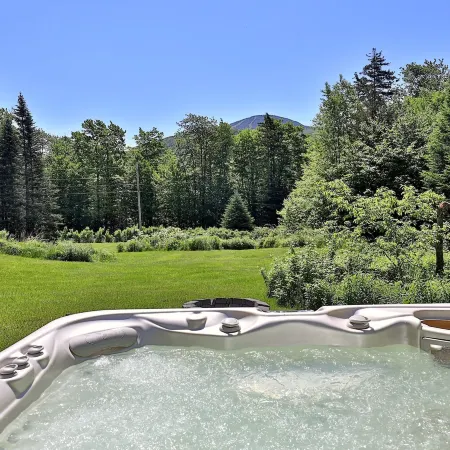 Cortina Mountain Chalet - Outdoor Hot Tub - Close to Pico and Killington Mountains 3 Bedroom Home