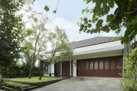 Hikari Hill View Villa 7 Bedrooms with a Private Swimming Pool and Billiard Hotell i Mekarsaluyu