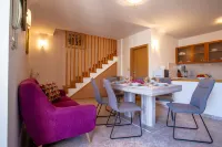 Villa Bonaca Cozy Family & Friends Retreat with Heated Pool