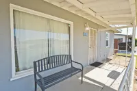 BFL Airport Casita, 2 bed 1 bath Great backyard! Wifi & A/C!