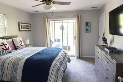 WOW! Amazing location, lakefront for family & friends, quiet cove & fire pit!