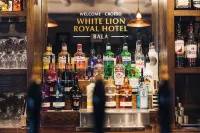 White Lion Royal Hotel - bar