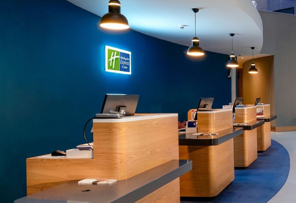 홀리데이 인 익스프레스의 외관 및 T4 연결 통로 이미지