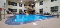 Wingate by Wyndham Lethbridge - piscine