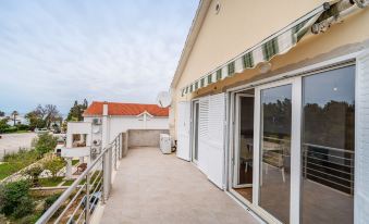 Cozy House Near Beach App 6