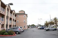 Howard Johnson by Wyndham Salinas - parking