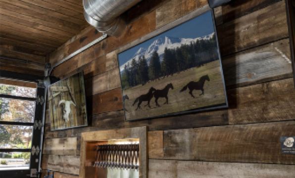 Ski Inn Taphouse Hotel