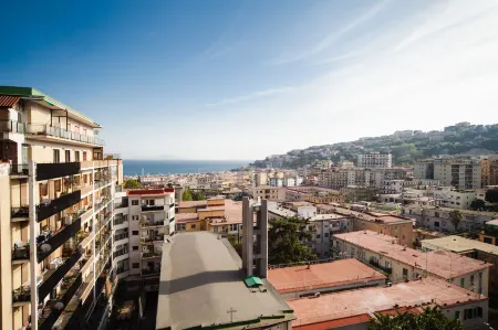 NapoliCentro Mare - Sea View Rooms & Suites Отели рядом с достопримечательностью «Via Caracciolo e Lungomare di Napoli»
