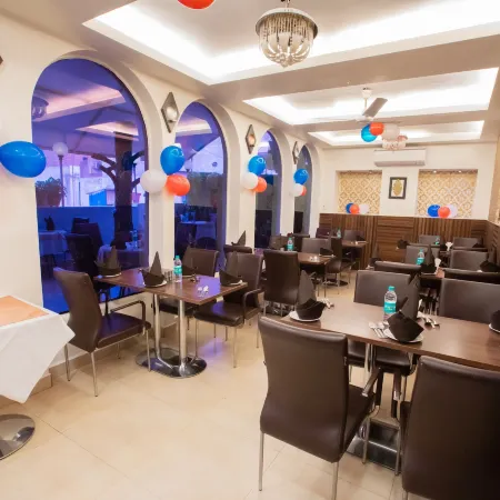 Hotel Surya International Отели рядом с достопримечательностью «Карол-Бах»