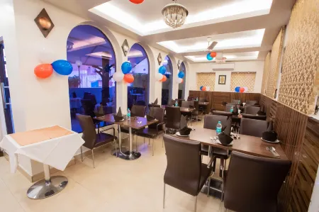 Hotel Surya International Отели рядом с достопримечательностью «Радж Гат»