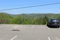 Crystal Springs Inn and Suites - parking
