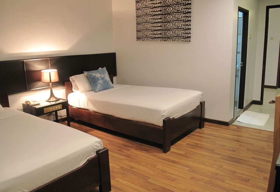 4. Dusit Ho..