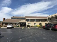 AmericInn by Wyndham West Bend - parking