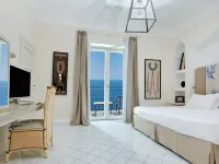 Bellevue Syrene Hotels near Peter's Beach