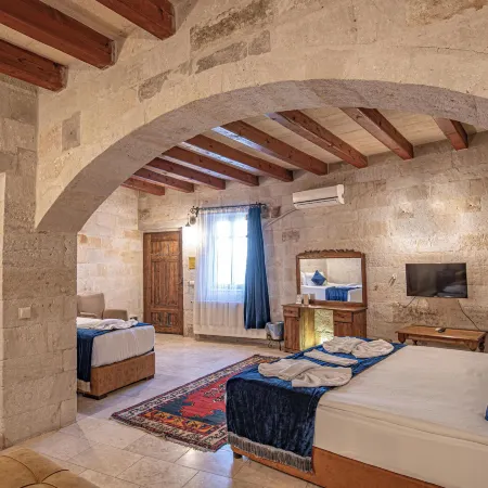 Elegance Cave Suites & Restaurant