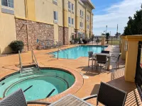 La Quinta Inn & Suites by Wyndham Elk City - Pools