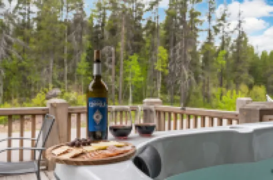 Hot Tub, Game Room, Stunning Mountain Views - Luxurious Haven