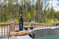 Hot Tub, Game Room, Stunning Mountain Views - Luxurious Haven Hotels in Hungry Horse