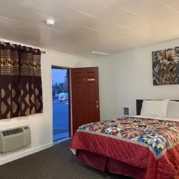 Chalet Motel - Affordable Stay in Central Bend