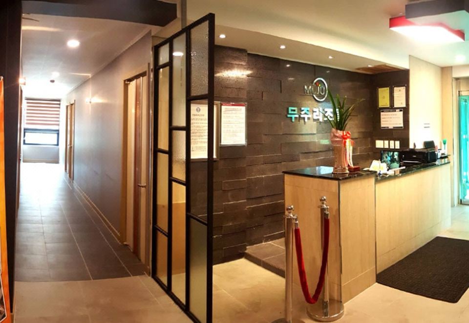 [무주 리조텔의 깔끔한 내부 객실 모습]