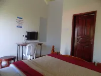 Deluxe Hotel - Ishaka Ξενοδοχεία στην πόλη Igara