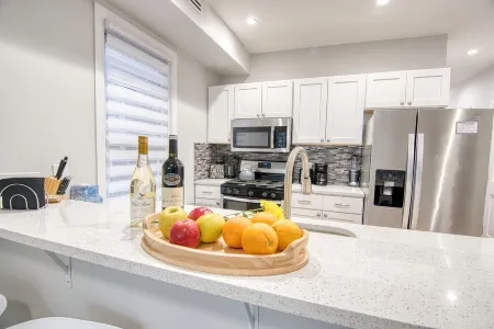 Luxury New-Build 2BR w King Bed, Designer Finishes + Ultra-Fast WiFi & AC Отели рядом с достопримечательностью «Манхэттенский колледж»