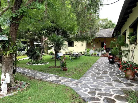 Villas Jabel Tinamit Отели рядом с достопримечательностью «Porta Hotel del Lago»