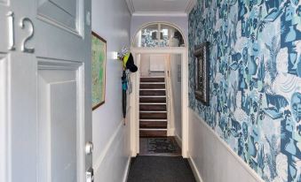 Dream Stays Bath - Trim Street Townhouse with Hot Tub