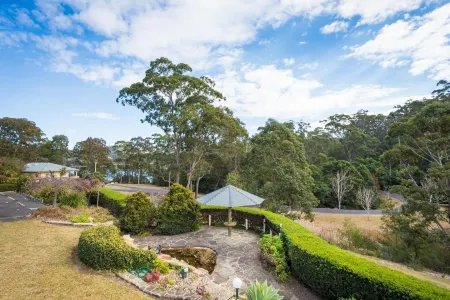 Robyn's Nest Lakeside Resort Отели в г. Меримбула