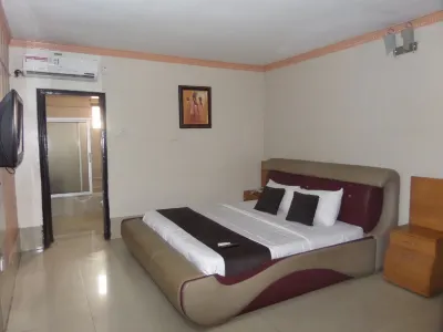 De Ritz Hotel Hotels near Shop Egbeda Lagos