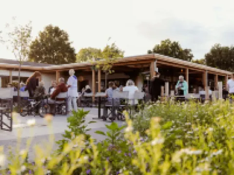 靠近Veluwe的裝備精良的帶露台的帳篷小屋