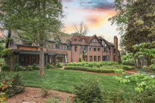 Julian Price House Hotels in Gilmer